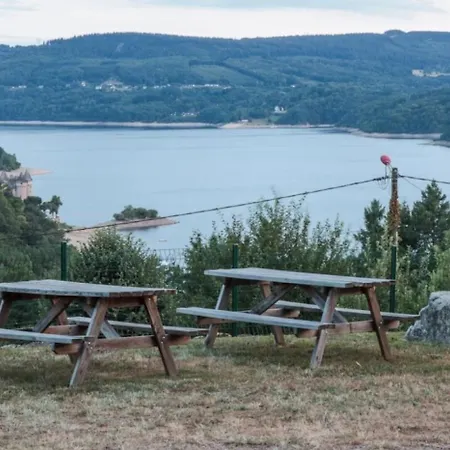 Zecamping 3 Vue Lac Et Canoe Kayak Au Coeur Des Volcans Dauvergne Campingplatz 3*